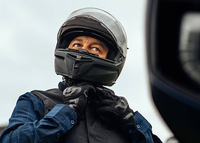 Create a checklist for choosing a well-fitting full-face helmet